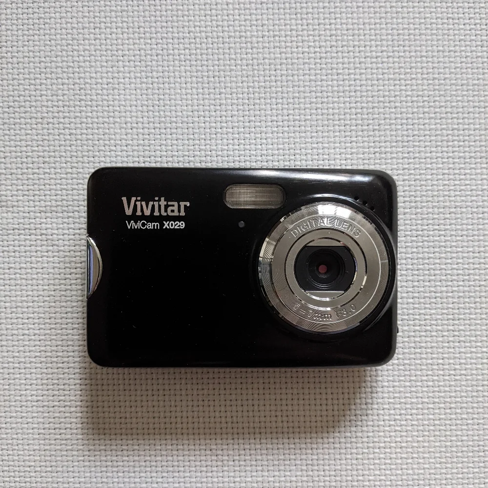 Vivitar ViviCam x029 12.1 MP Digital Camera, Case, SD Card. MISSING USB …